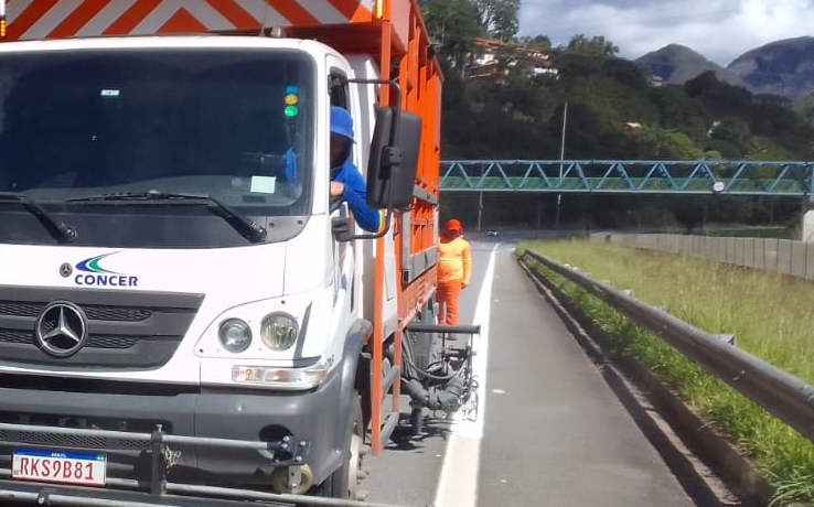 Equipes atuam no reforço de sinalização em Araras, Petrópolis